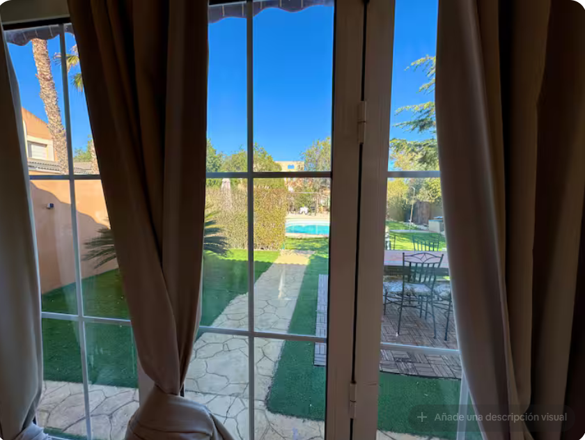Vistas al jardín y piscina desde el interior
