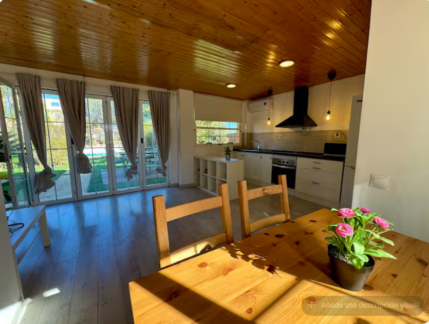 Mesa de comedor junto a la ventana
