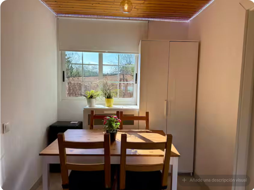 Rincón de comedor con armario