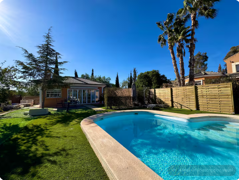 Piscina con vista completa del jardín