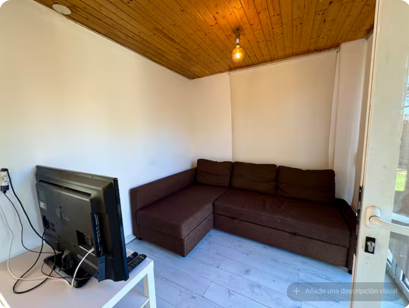 Salón con puertas acristaladas al jardín